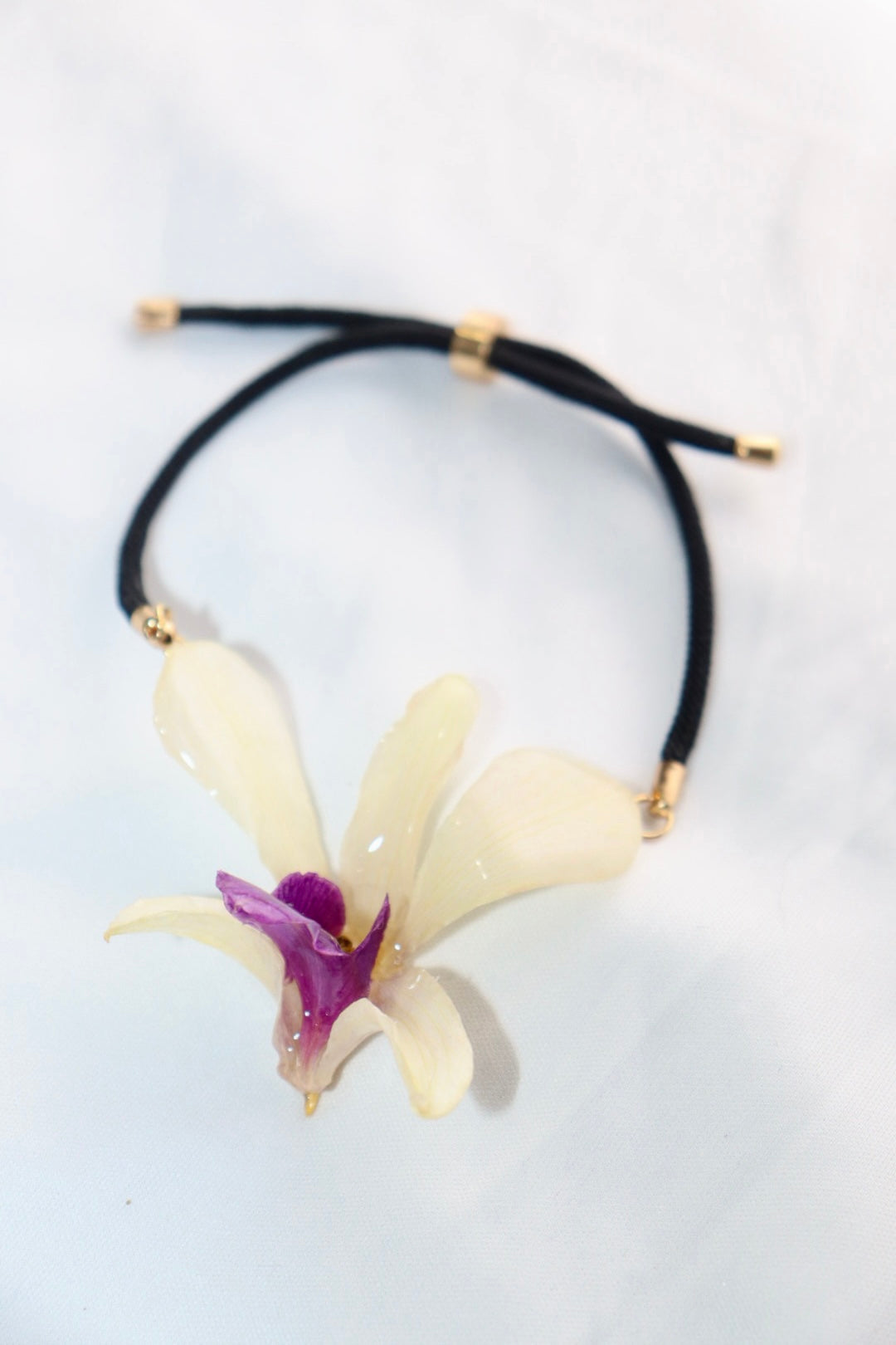 🌼 Dendrobium Cream Orchid Bracelet – Adjustable Cord with Gold Accents