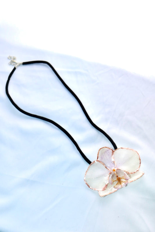 🤍 Phalaenopsis White Orchid Necklace – Rose Gold Edge & Black Cord