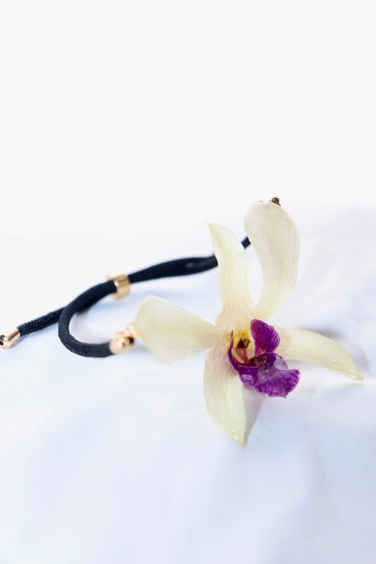 🌼 Dendrobium Cream Orchid Bracelet – Adjustable Cord with Gold Accents